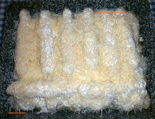 Krumpliáfgyon, szalonnán sült sajtos virsli tepsiben